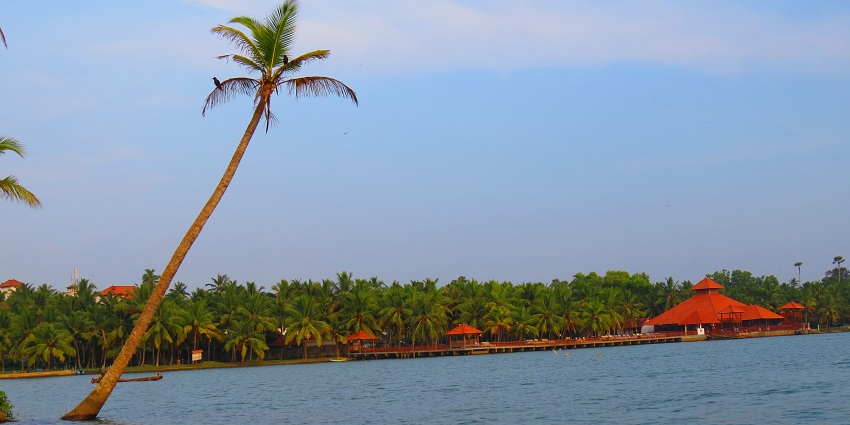Stroll the sandy shores of Ponnumthuruthu Island with your loved ones in Varkala.