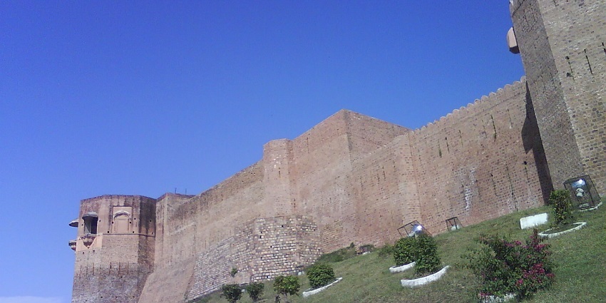 Get lost in the grandeur of the iconic Poonch Fort - one of the famous forts in Jammu.