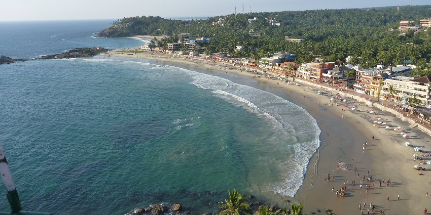 Escape to the sandy shores of the Njarackal Arattuvazhi Beach with its rocky coastlines