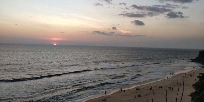 With spectacular views of the waves and the horizon, this beach serves tranquillity.