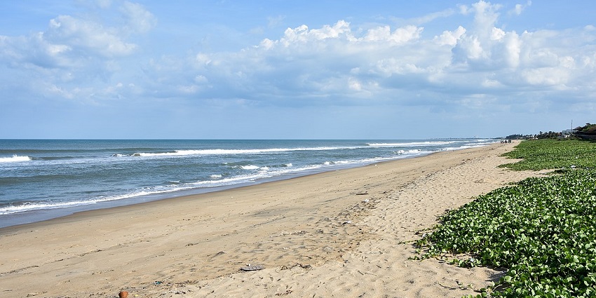 A small wave arriving towards a beach