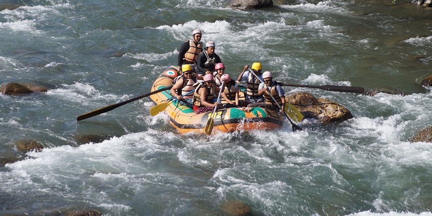 Travellers enjoying rafting - one of the best things to do in Kasol is River Rafting