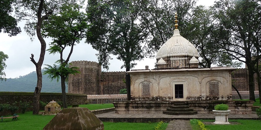 Ramnagar Fort and Mausoleum is quite a popular place that can be visited besides Manda Zoo.