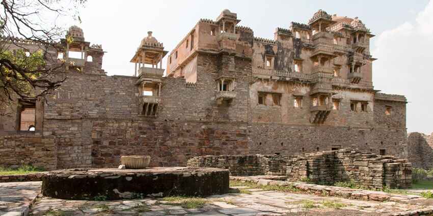 Basin at the entrance to Rana Kumbha Palace