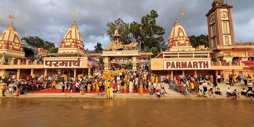 River ghat of the Ganges river at the Parmarth Niketan, in Rishikesh, Uttarakhand