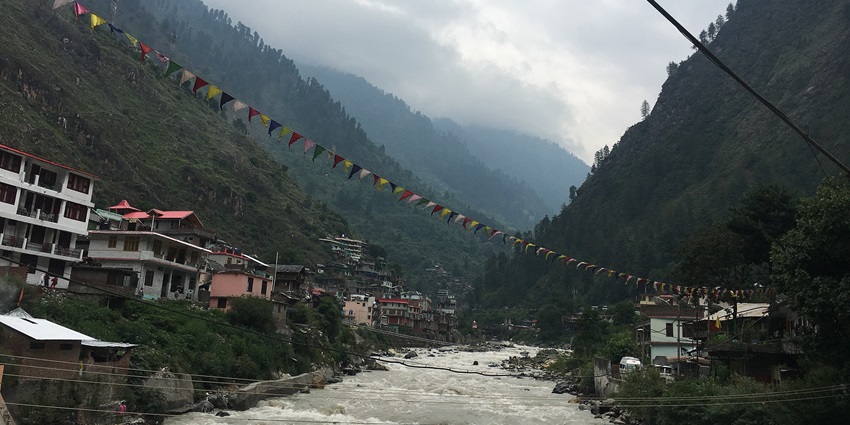 River flowing in Manikaran Sahib Gurudwara in Himachal Pradesh, things to do in Kasol