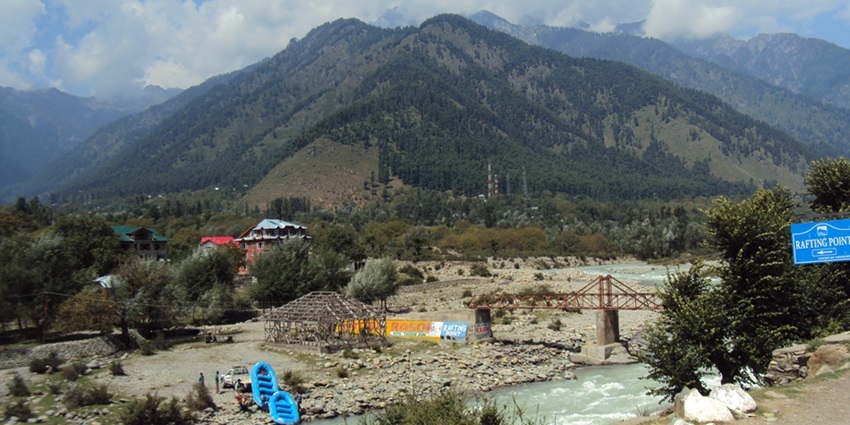 River rafting in Pahalgam is one of the best things you can do near Amarnath Temple