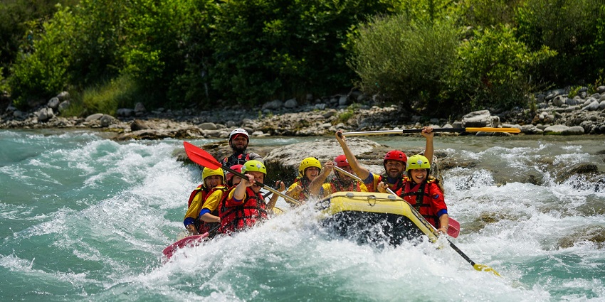Experience exciting river rafting in Kullu, one of the things to do in Himachal Pradesh.