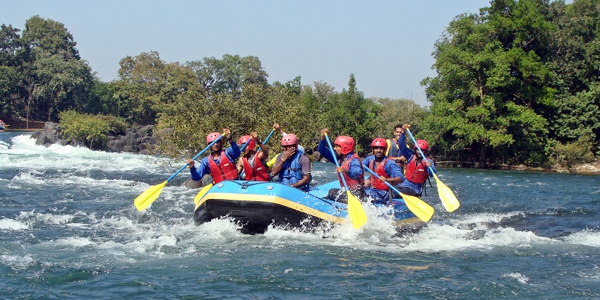 Go white-water rafting in Kali River, located in Dandeli and enjoy the adrenaline rush