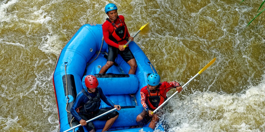river rafting in Pahalgam is one of the best things to do in Kashmir in December.