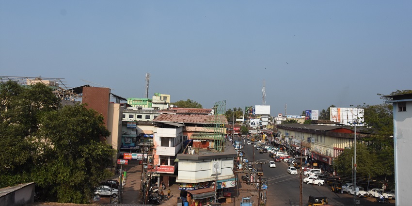 Odathi Palli is a famous mosque, an architectural wonder located near this temple