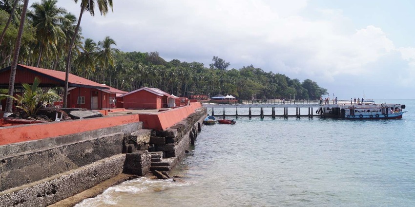 A scenic view of the Indian Ocean and the shoreside view surrounded by lush Trees