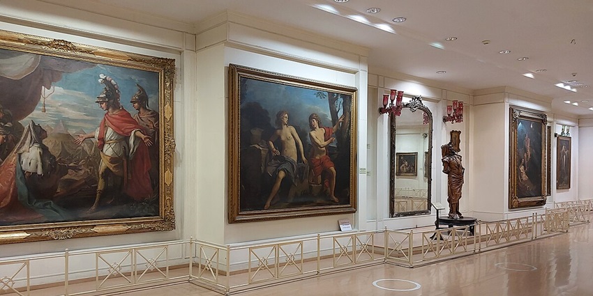 see the beautiful painting of Arakkal royals in the Arakkal Museum in Kannur, Kerala