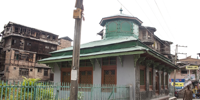 Although surrounded by controversies and conspiracies, Rozabal Shrine is one among the most renowned mosques in Srinagar.