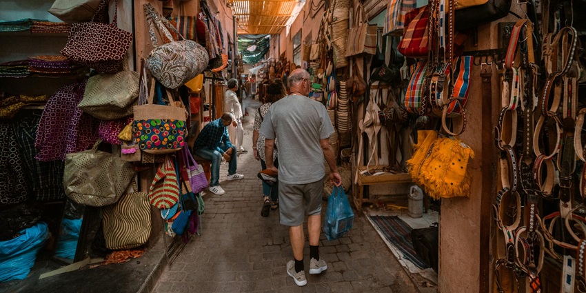 S.M. Street is one of the most lively markets to visit around Mishkal Mosque for all.