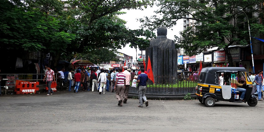 S.K. Pottekkatt statue facing S.M. Street - one of the best places to visit in Kozhikode