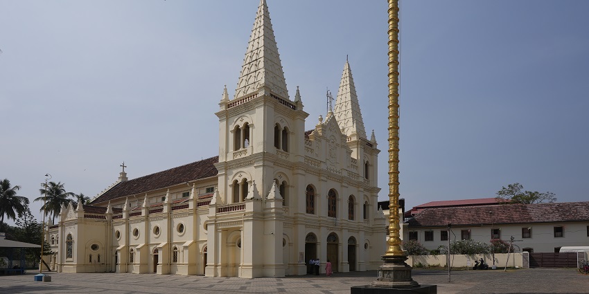 Architecture of Santa cruz Basilica makes it one of the grandest place to visit in Kochi