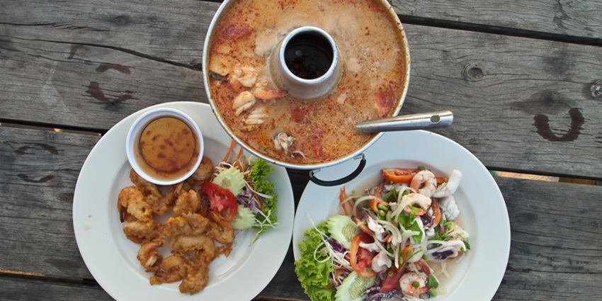 There are several excellent options to eat near the beach such as seafood and continental.