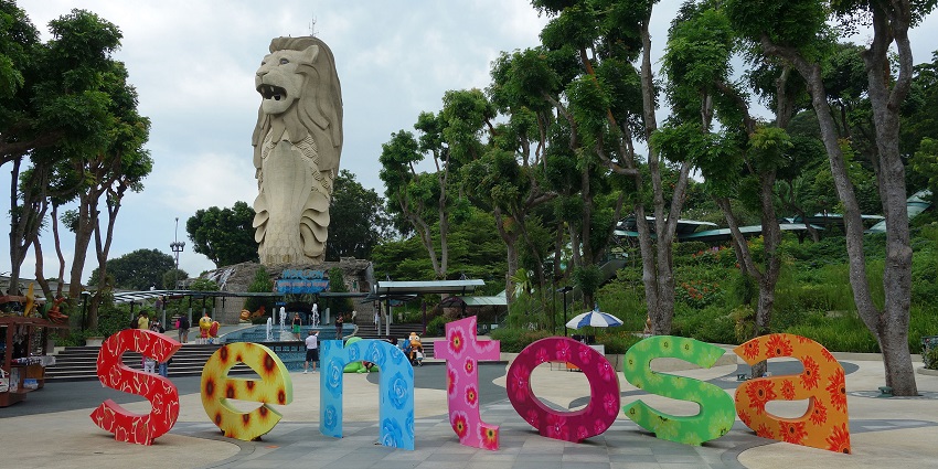 To enjoy a bird’s eye view of the region, you can visit the famous Sentosa Merlion.