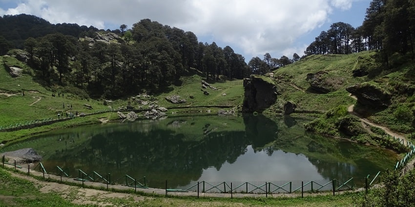 Scenic view of the breathtaking lake surrounded by the hills in Jibhi