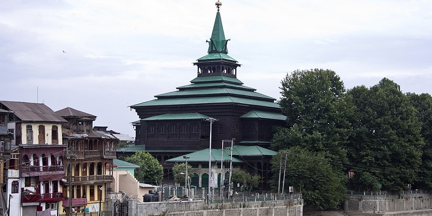 One of the popular Kashmir mosques, it has carved woodwork and papier-mâché as major highlights.