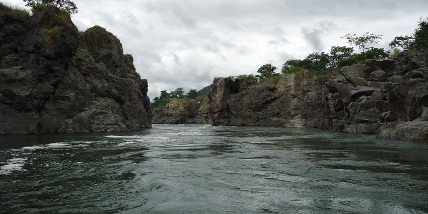 A dip in the river amidst scenic views is one of the best things to do in Doodhpathri.