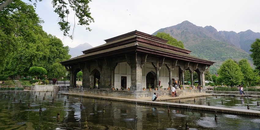 Shalimar Bagh Mughal Garden is a scenic spot in Srinagar that has cascading fountains