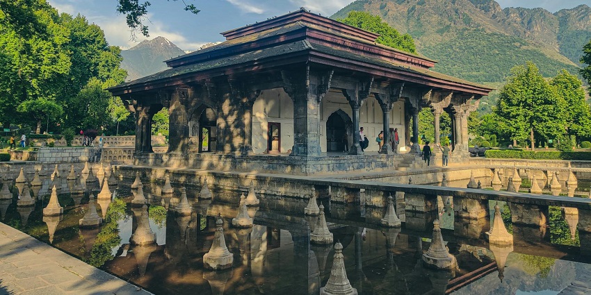 Mughal Garden is one of the beautiful historic places to visit in Srinagar in winter
