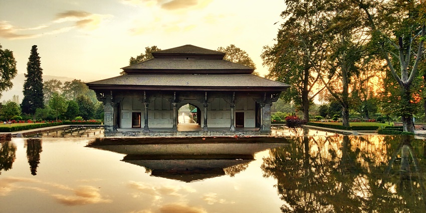 Shalimar Bagh is one of the six beautiful and popular Mughal Gardens in Kashmir.
