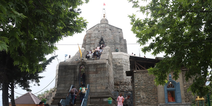 Shankaracharya Temple's location on the top of the hill offers stunning views of the city.