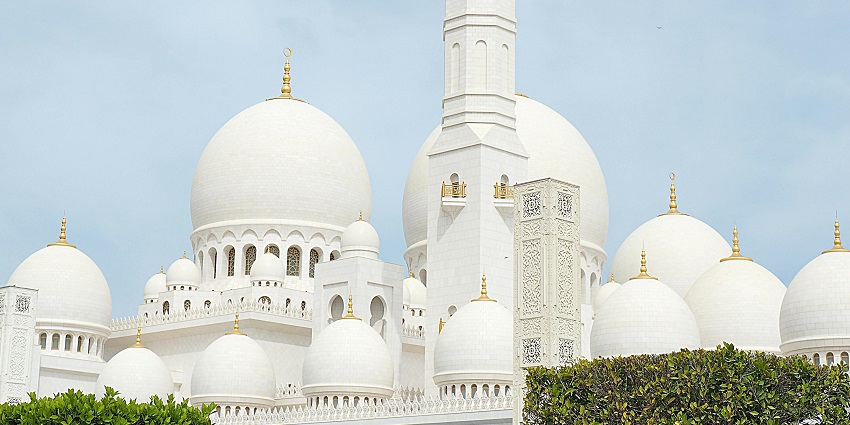 Visit Sheikh Hamdan Bin Mohammed Al Nahyan Mosque, one of the Abu Dhabi mosques.