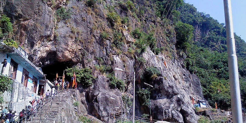 Shiv Khori shrine’s climb, located amidst the mountains near Vaishno Devi Temple.