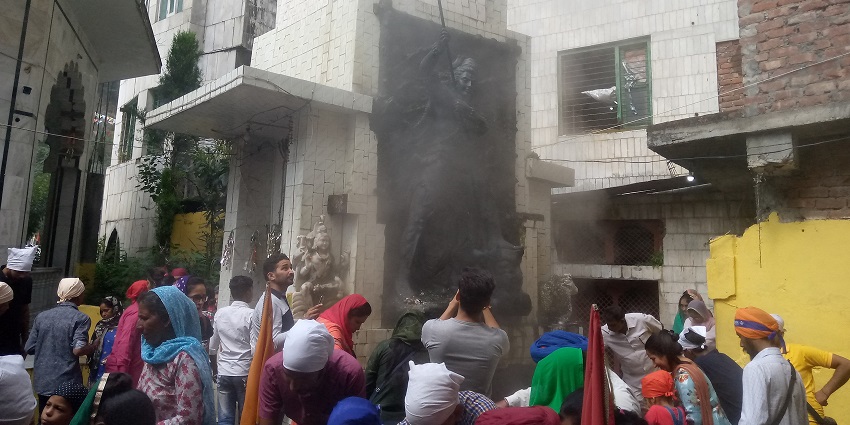 A click of devotees praying at the famous Shiv Temple in Manikaran