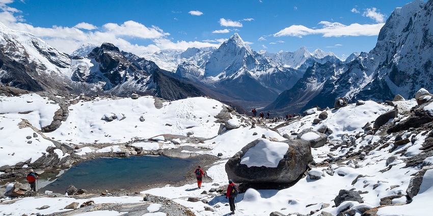 Image of snow-covered mountains and a serene lake similar to Shiva ghar in Patnitop