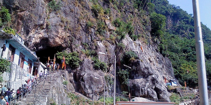 To reach the Shivkhori temple, you have to trek up to the hillock in Ransoo Village