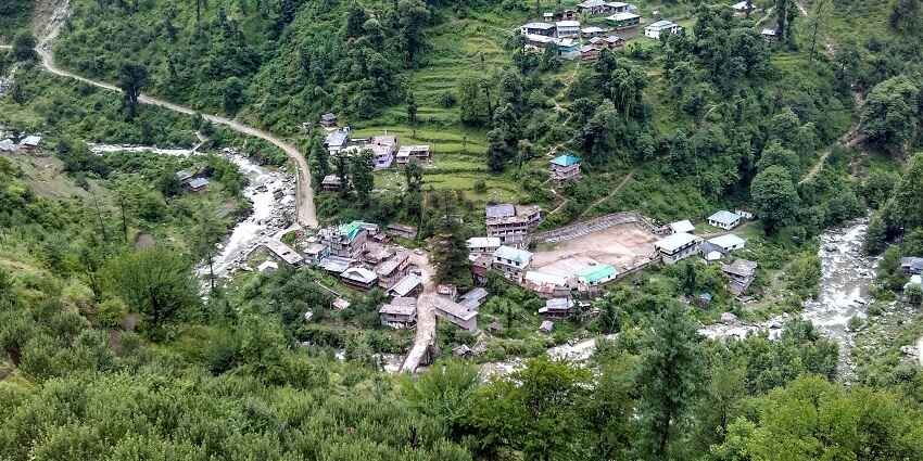 Exploring the beauty of Shoja village is one of the best things to do in Manali.