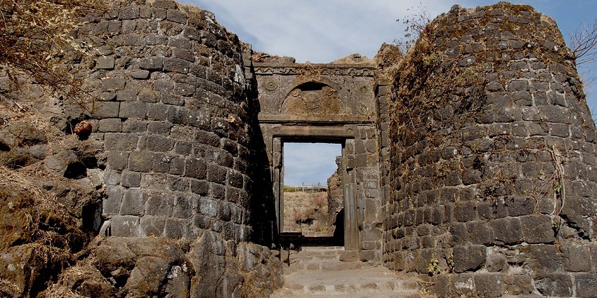 A scenic retreat to the majestic Sinhagad fort, explore the history of the Marata Empire