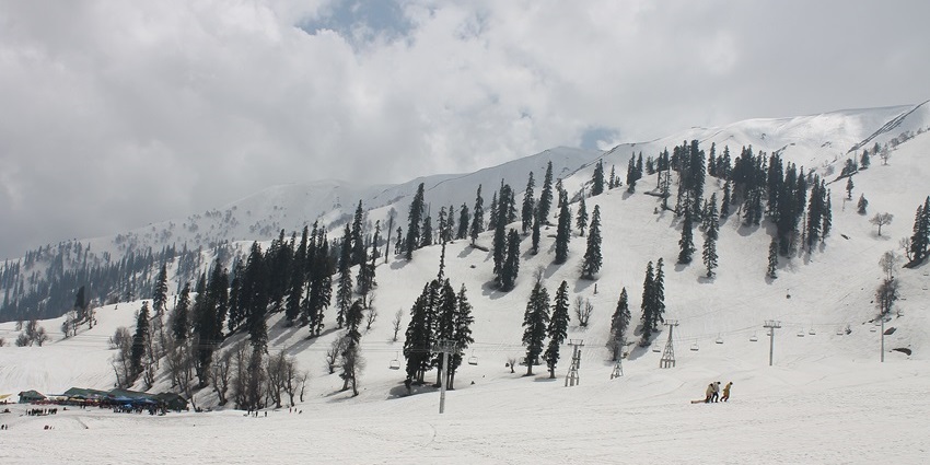 Beautiful Himalayan mountains range in Jammu & Kashmir—Things to do in kashmir
