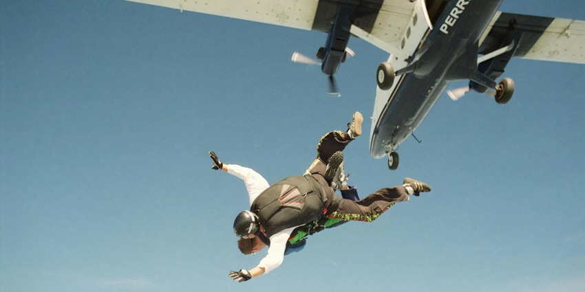 Skydiving is one of the best adventure sports in Dubai for thrill enthusiasts to try.
