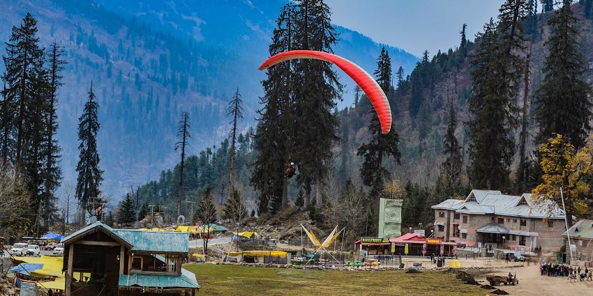 Solang Valley is one of the best places to visit near Manali for adventure seekers.