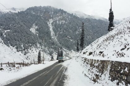 Landscape of snow covered making it one of the best places to visit in Kashmir in December.