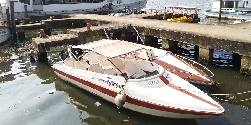 A speed boat ride is one of the most adrenaline-kicking water sports in Kochi for all.