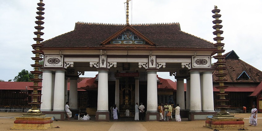 Devotees offering prayers at the Sree Mahadeva Temple in Vaikom, Kottayam, Kerala.