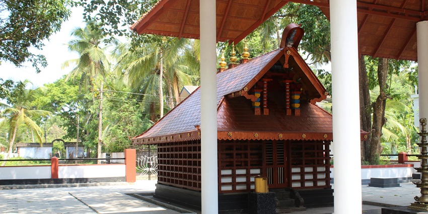 Serene ambience inside the courtyard of Sri Kumaranalloor Devi Temple