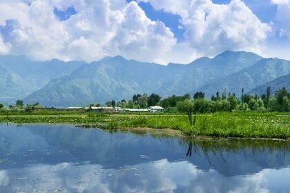 Gorgeous view of Srinagar's Dal Lake; from here, visitors may explore the Kashmir temples