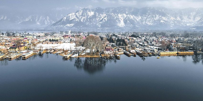 Srinagar is known for its extraordinary beauty and serenity which attracts lots of families . Srinagar is known for its extraordinary beauty and serenity which attracts lots of families .