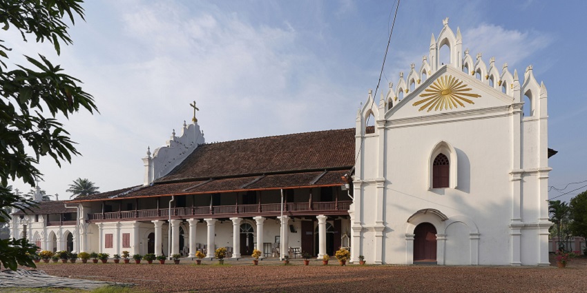 A frontal picture of a marble-like white church in Alleppey, built using traditional architecture