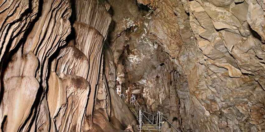 A stunning view of Stalactites in Wonder Caves for travellers to explore on a trip.
