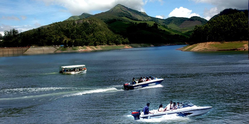Boating in the waters of Thekkady- best hill station near Kochi for wildlife enthusiasts