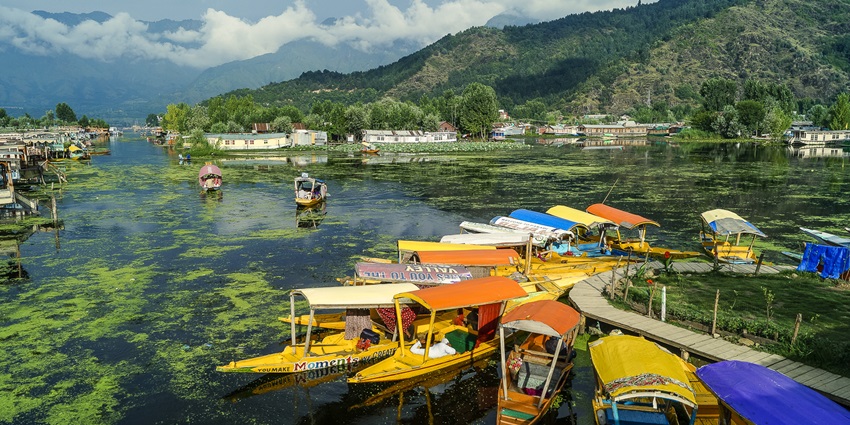 Explore the astonishing beauty of Srinagar, which is meant to mesmerise you, for sure.